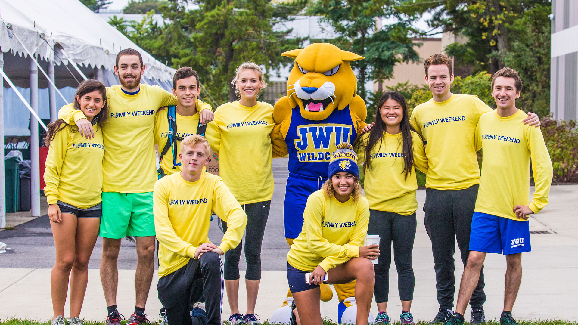 Group of students posing with Wildcat Willie during Family Weekend