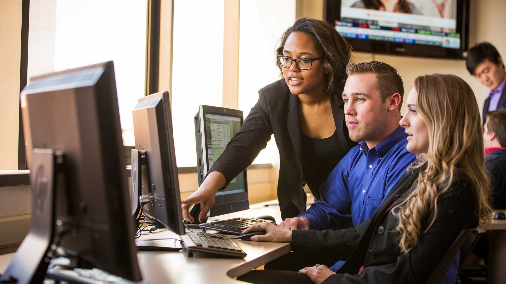 Business administration students working together on computer