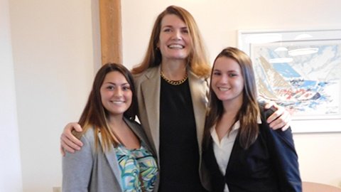 Jeannette Walls posing with two JWU students.