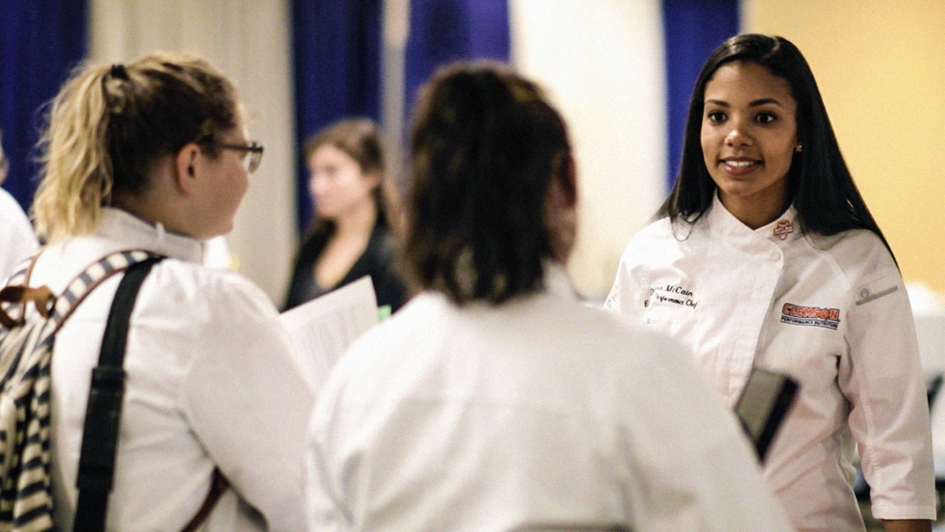 Donna McCain ’15 chats with JWU students.