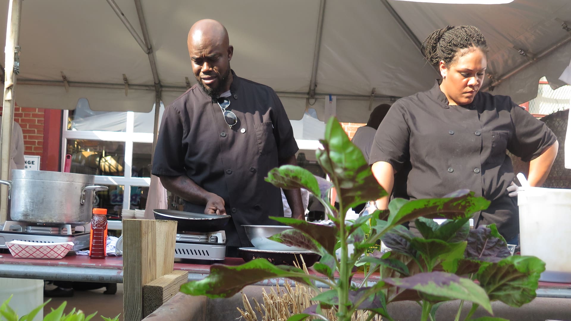 Jamie Suddoth '03 (right) hard at work during the dinner.