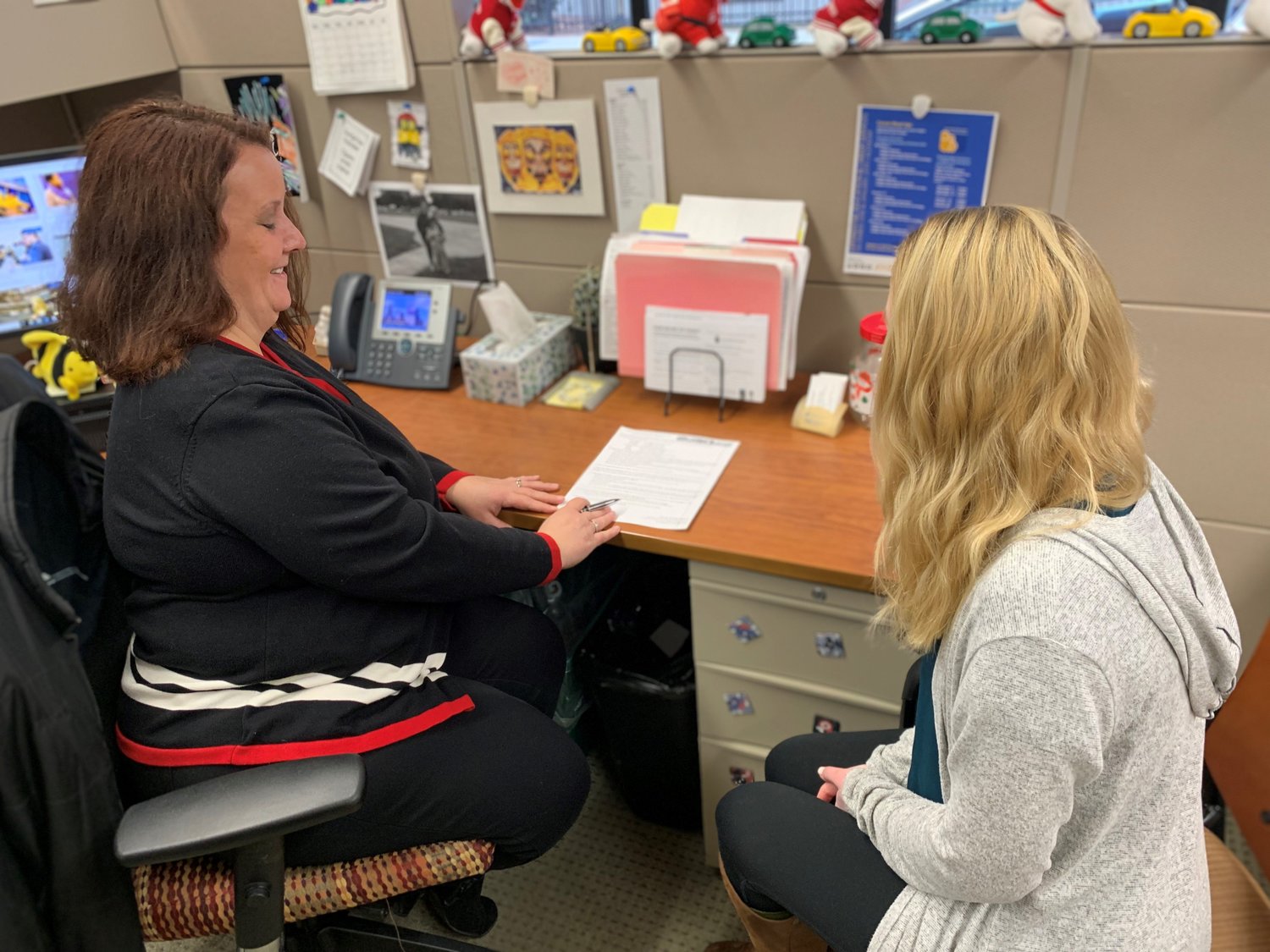 Leslie Buxton, experiential education coordinator advising a student.