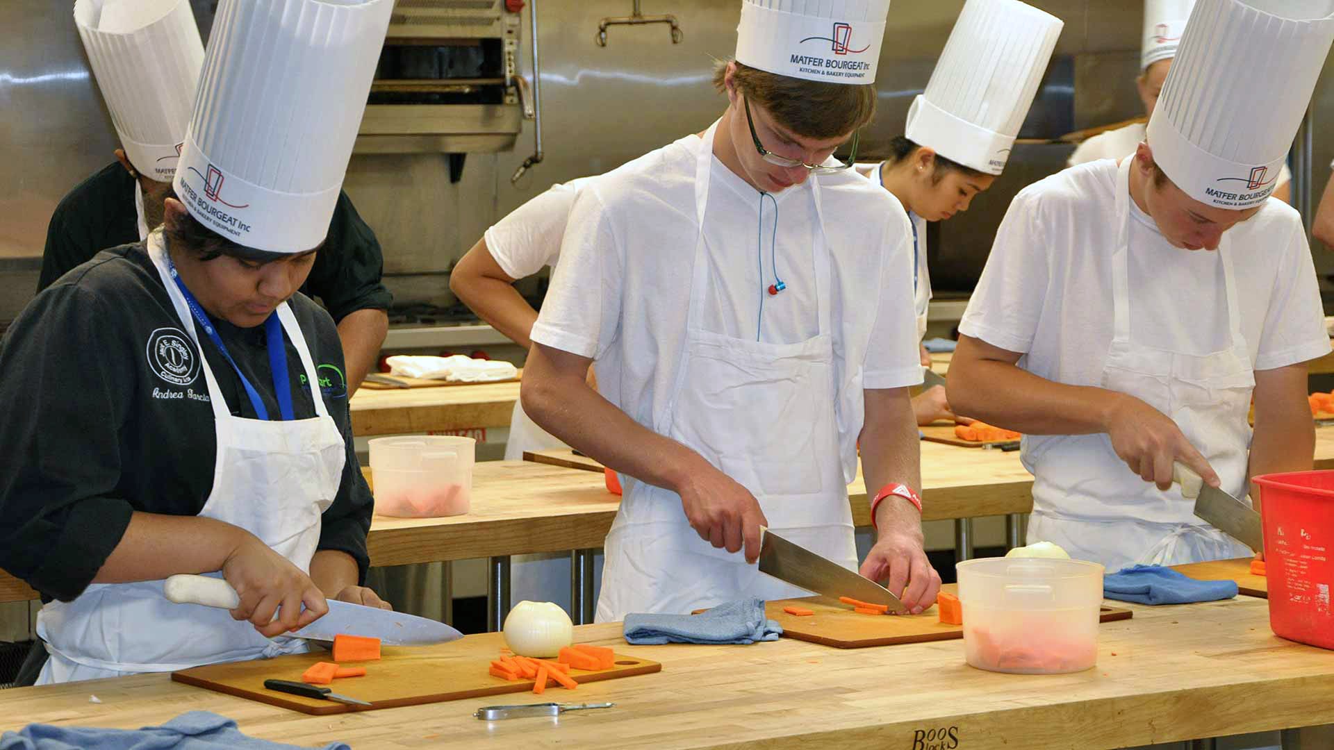 Students at a Chefs Choice teen camp class.