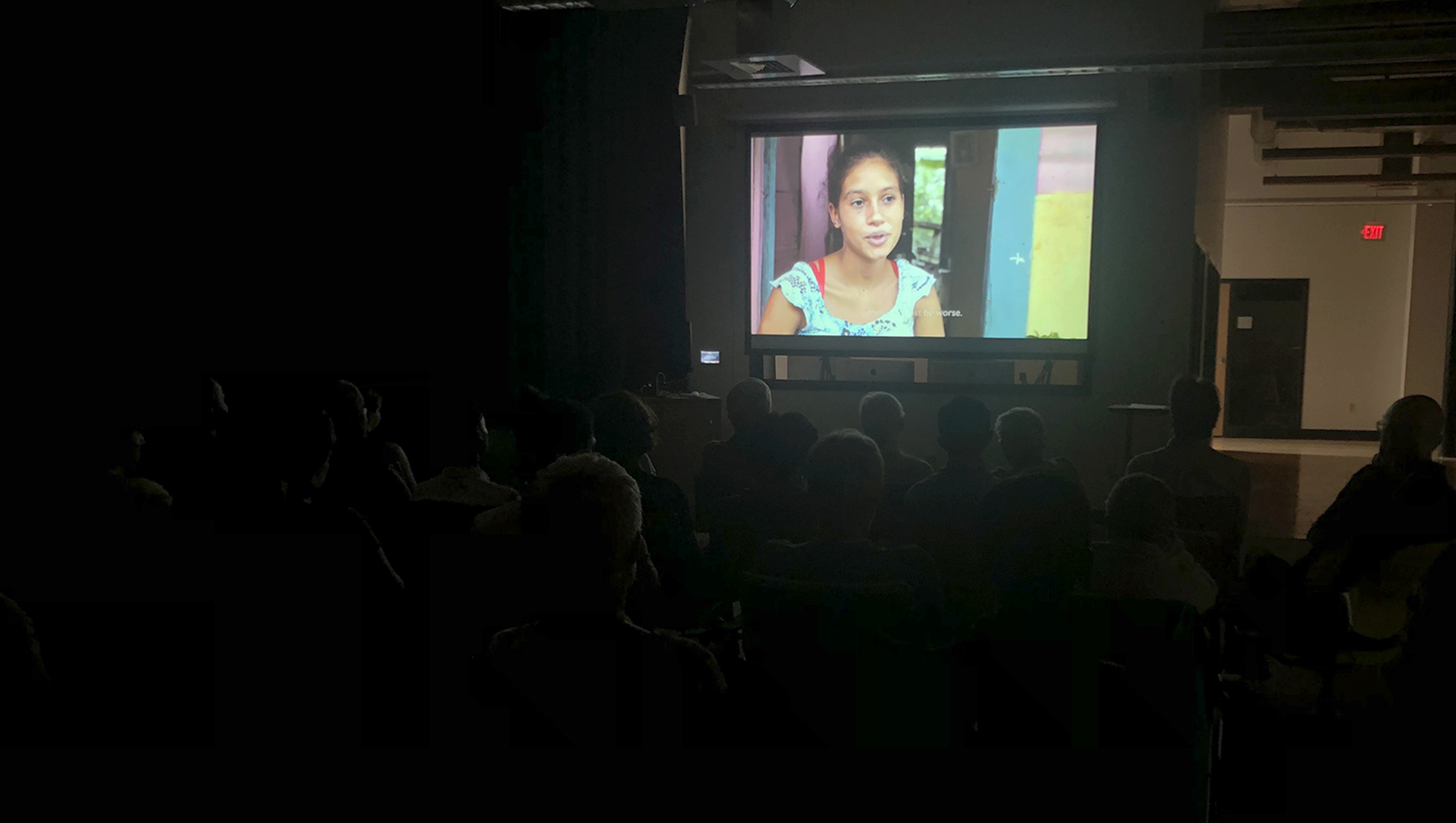 The audience watching A la Deriva.