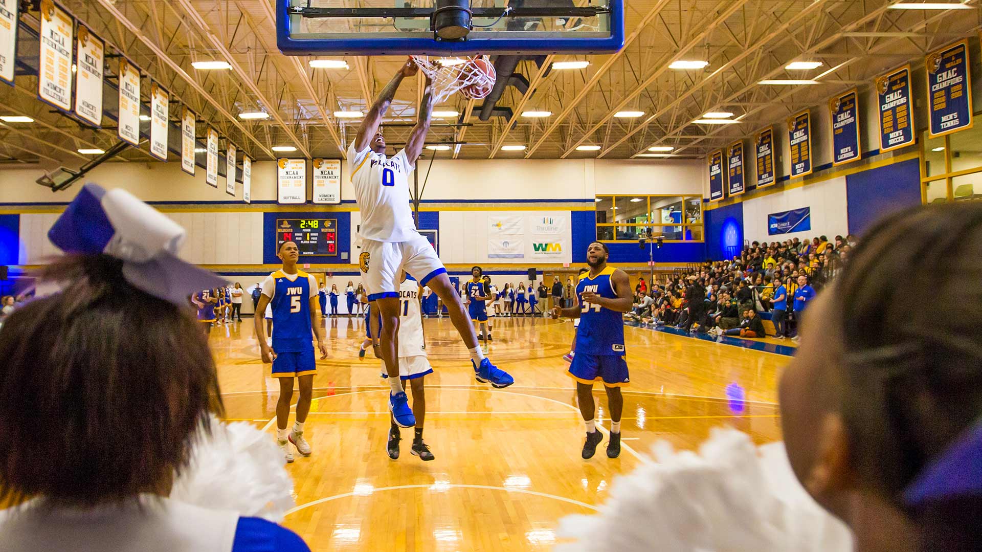 Men's Basketball dunking contest