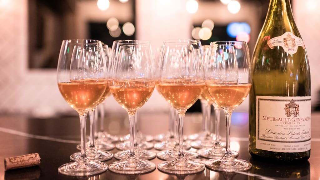 Wine tasting at a Savor &amp; Swirl dinner | Photo: Esther J. Kontny