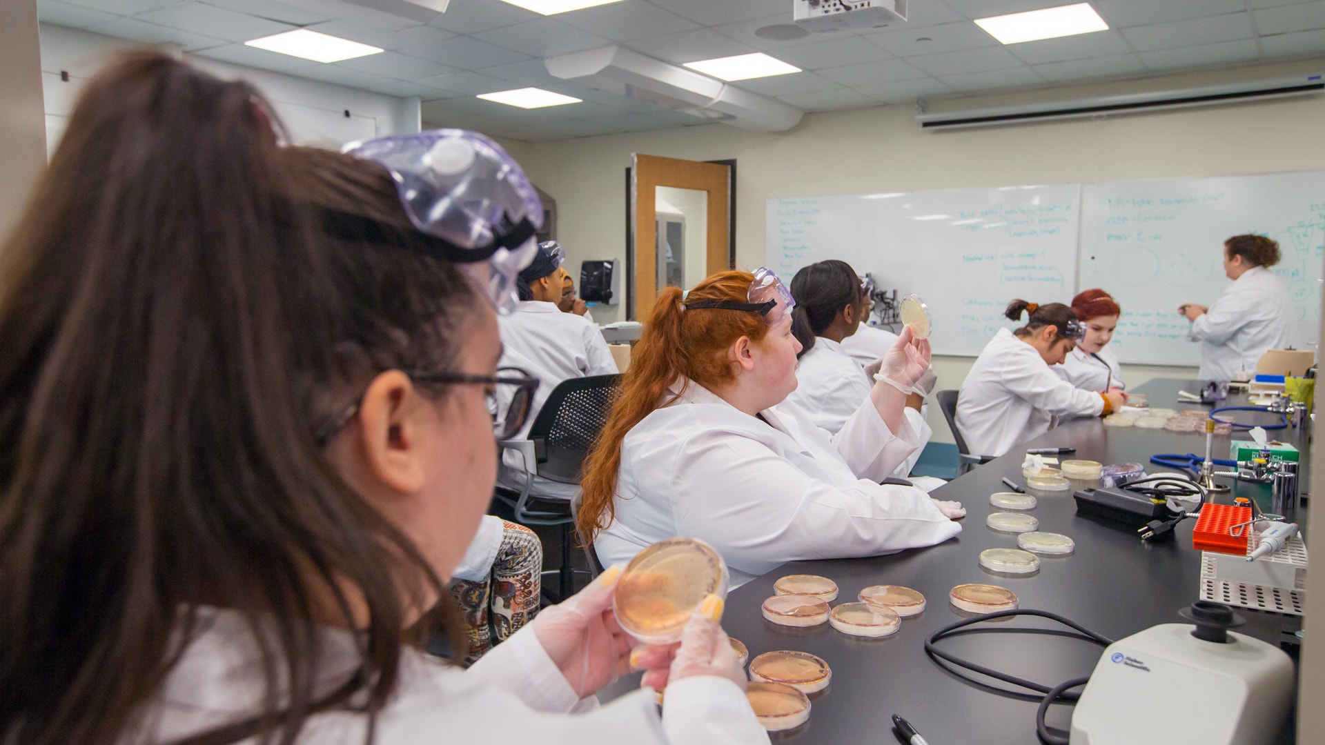 Molly Gordon '20 (right) in Chemistry class