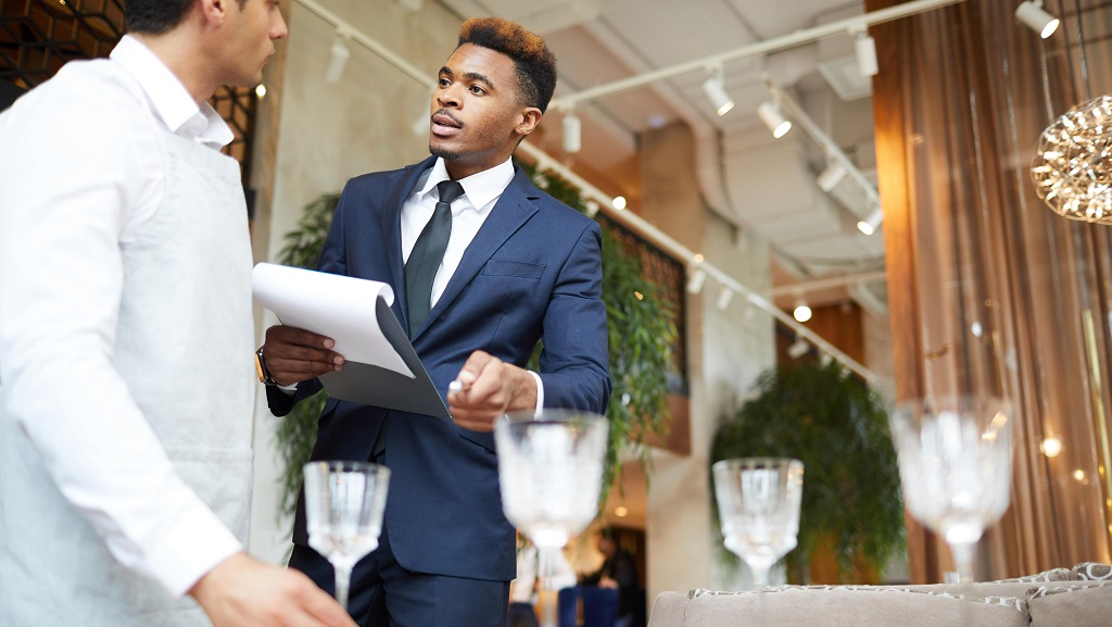 Glasses Wearing Employee Gives Head Job to Her Boss