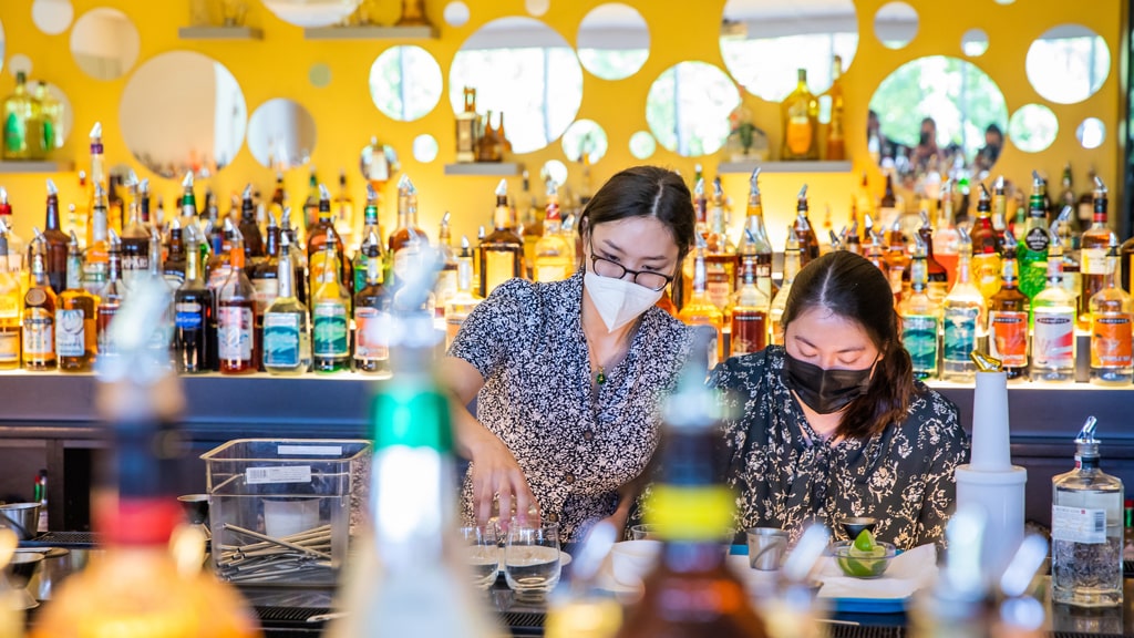 Asia Vo '23 and Maya Alderman '23 making their “Sa Pa Fog” during the Bigelow Tea Super Bev competition.