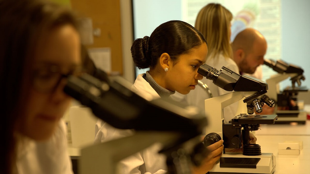 jwu culinary student observing chemistry of food with microscope