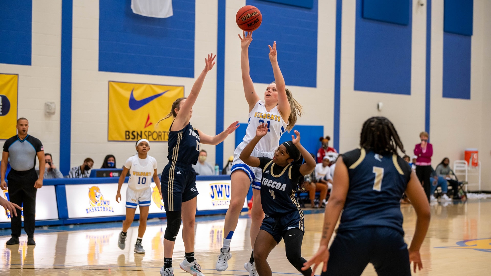 Leslie Hodges '24 shoots a basket at a JWU Charlotte game.