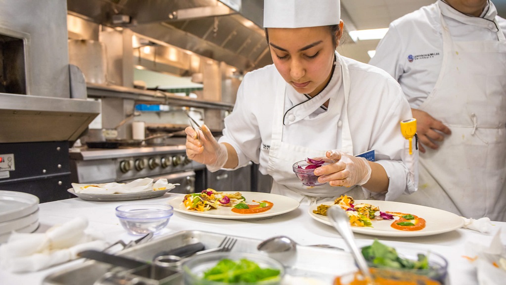 student plating healthy food