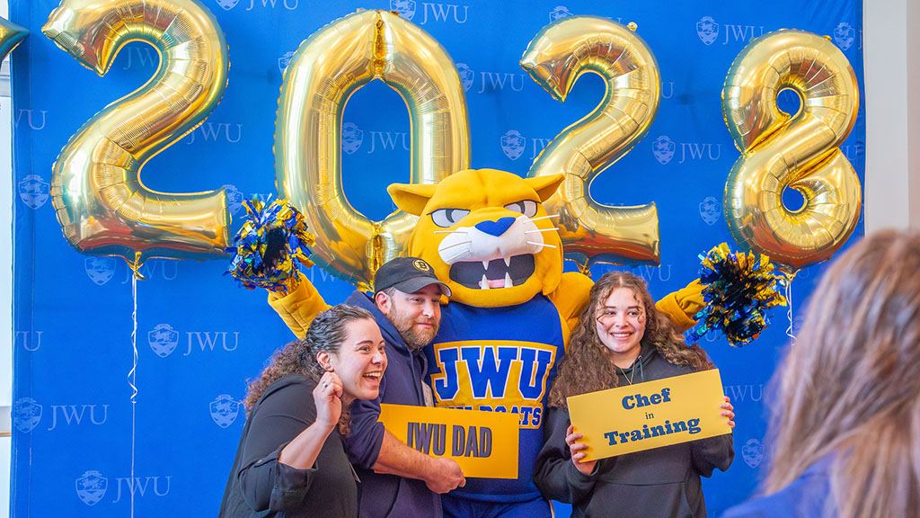 Wildcat Willie posing with a family of three at ASD