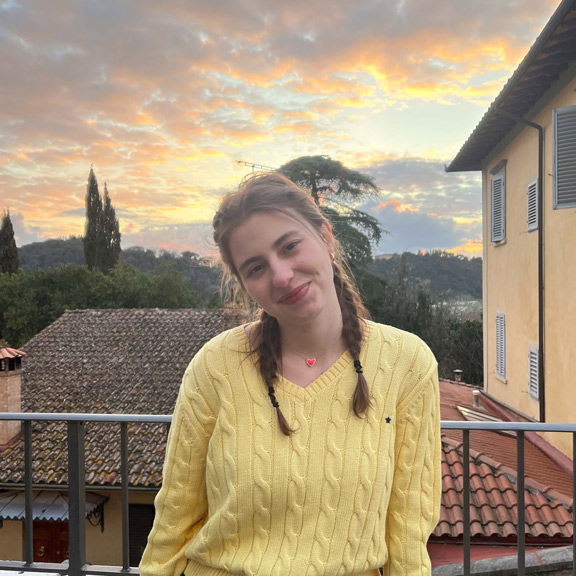photo of Ava Zajczenko '27 posing on an Italian balcony
