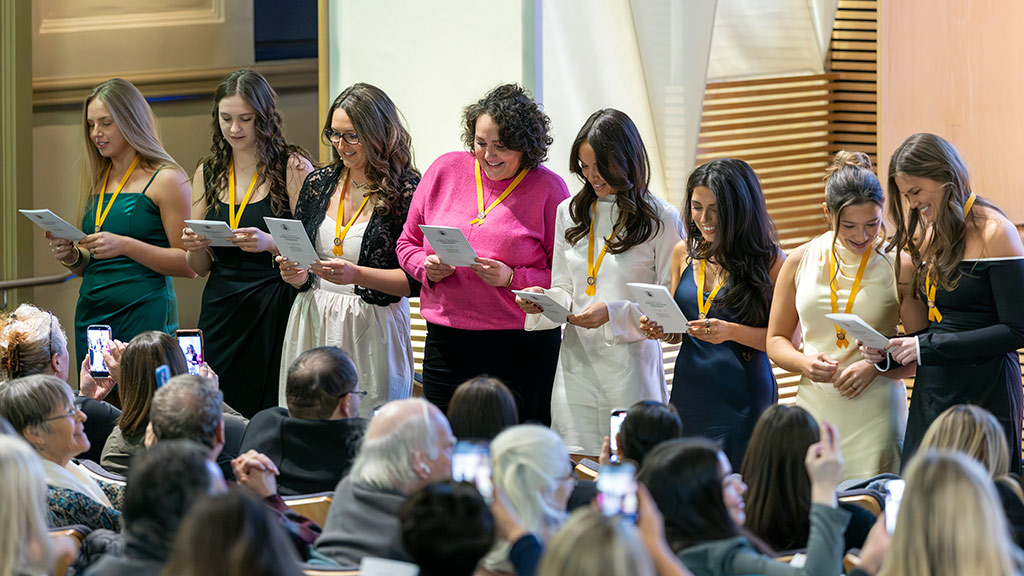 ABSN Class of 2025 cohort members reciting their oath