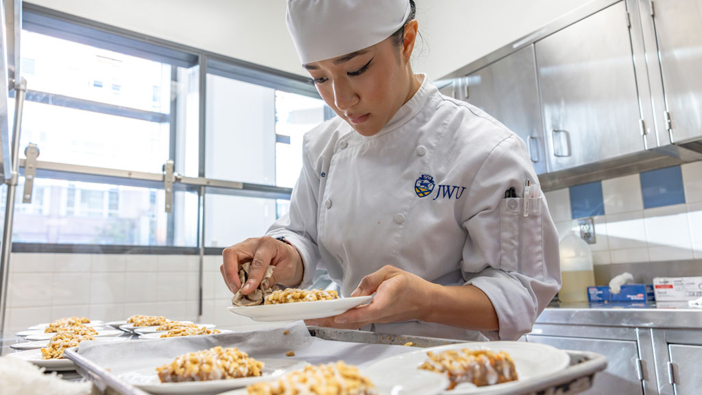 Culinary nutrition student Denise Diaz '26 preps for the Fall into Fuel event.