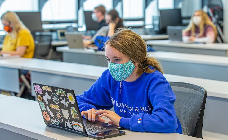 Masked, distanced JWU students take part in synchronous online classes 