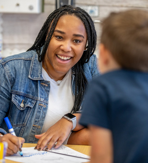 Jalyn Alves ’25 M.Ed. teaches student