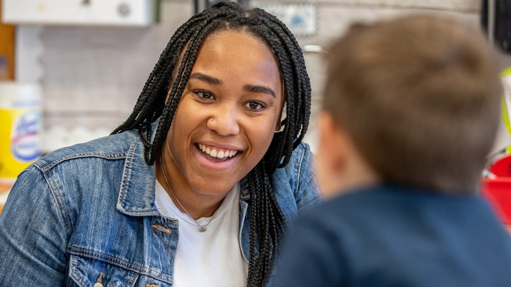 Jalyn Alves ’25 M.Ed. teaching in a kindergarten classroom.