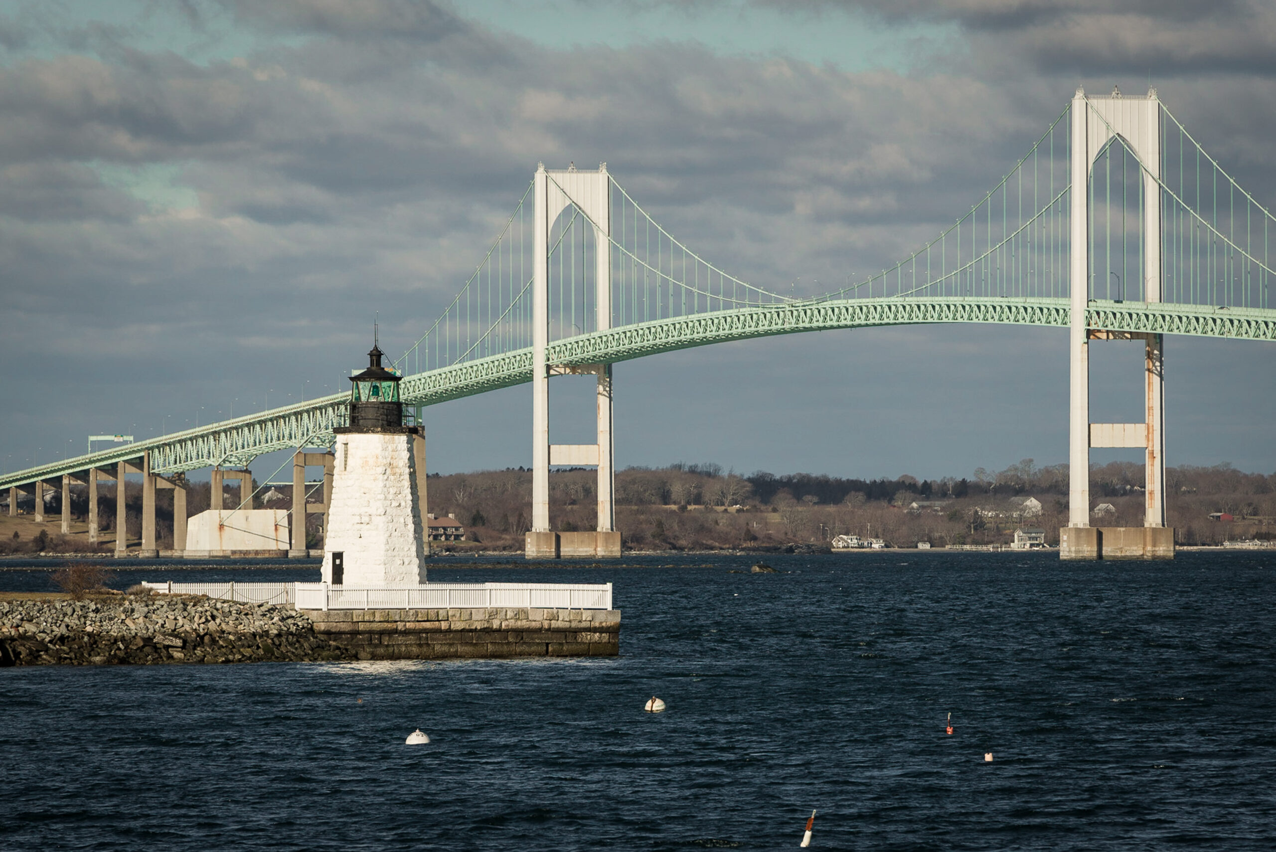 The Goat Island lighthouse in front of Newport Bridge
