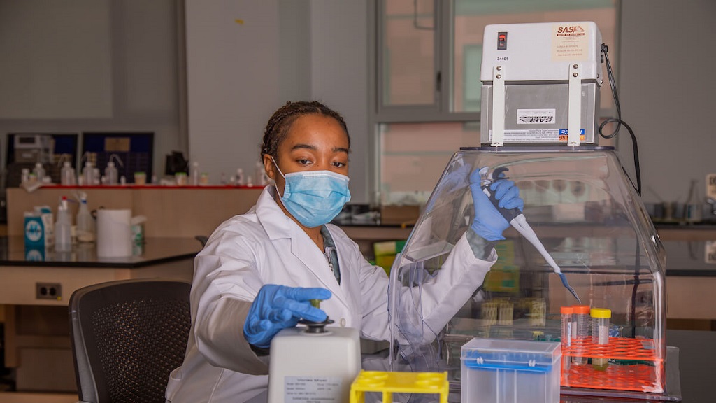 JWU research assistant in lab