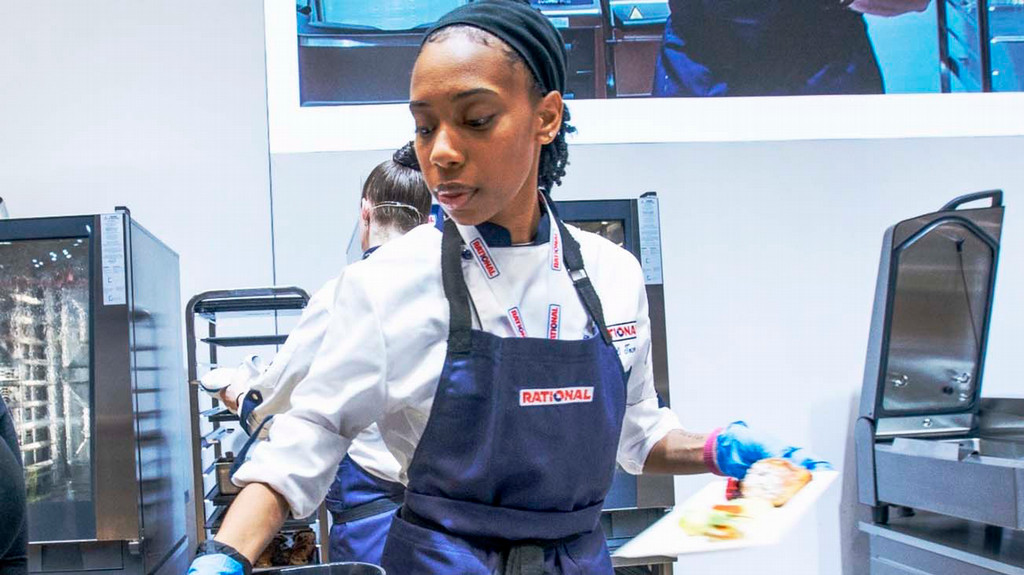 culinary student and RATIONAL winner Mali Towe cooking
