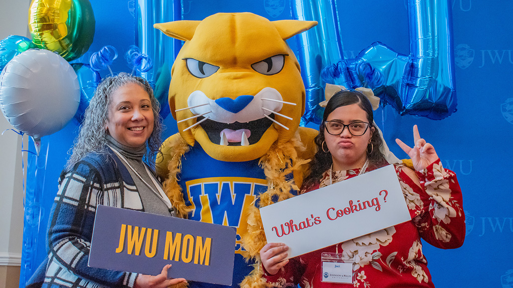 A mother and daughter with Willie at Accepted Student Day
